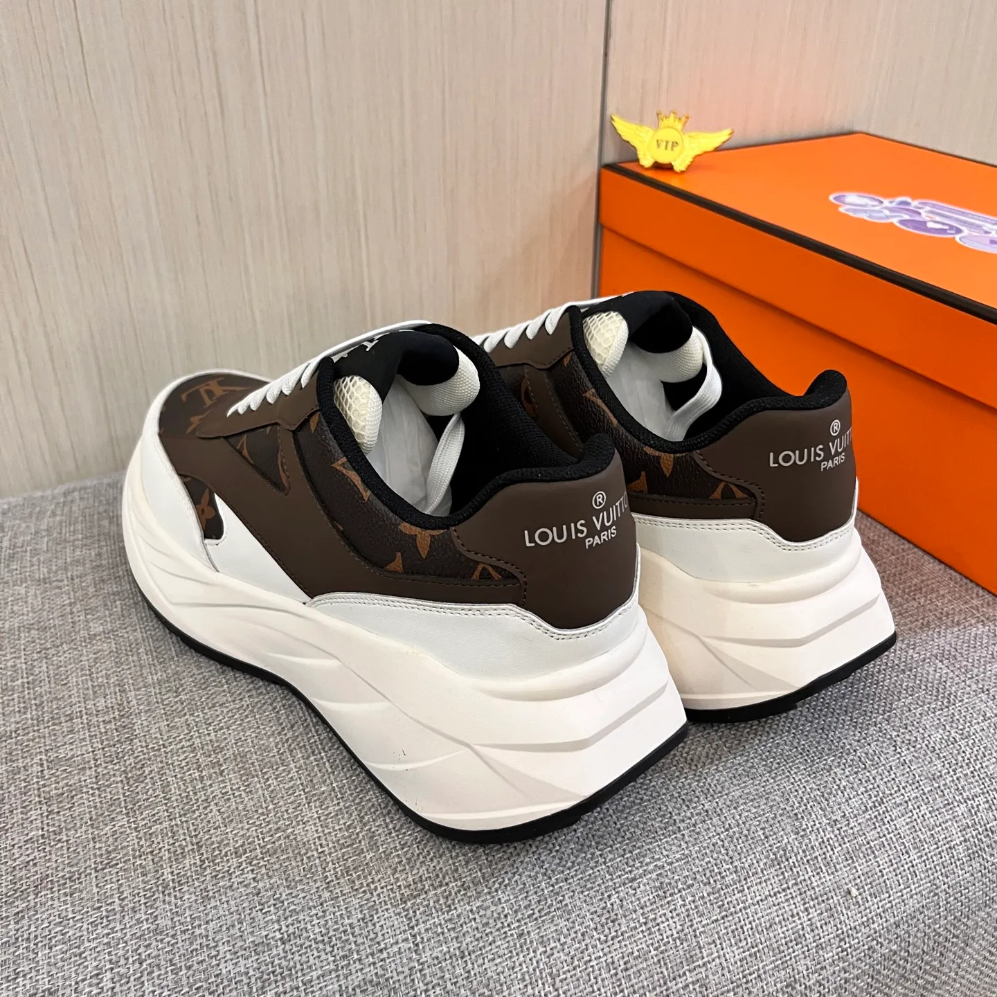 🚘🚘Factory batch 460 men's shoes💰[LV]🔥 Louis Vuitton, high-end men's shoes brand, official website 1:1 latest masterpiece: the upper is made of Italian imported first-layer cowhide with a comfortable and breathable lining➕original non-slip and wear-resistant outsole🔥, making walking more convenient and comfortable! An exclusive new model, a stunning work, a beautiful 1:1 replica [color] compared to the official quality! Create a fashionable personality to set off your uniqueness! A must-have for trendy men! Classic 🔥Size: 38-44 Color: 🔥 2⃣️colors available🔥.